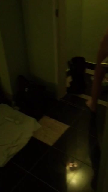 骚货人妻宾馆拿着自慰棒裸身勾引叫外卖，被外卖派送员在门口干了一炮（下部）