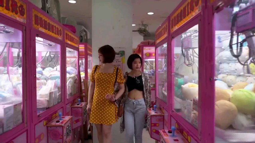 最新台湾微电影太尴尬了，姐妹街上遇情趣性用品试用结果被小怪兽震到高潮1080P高清版